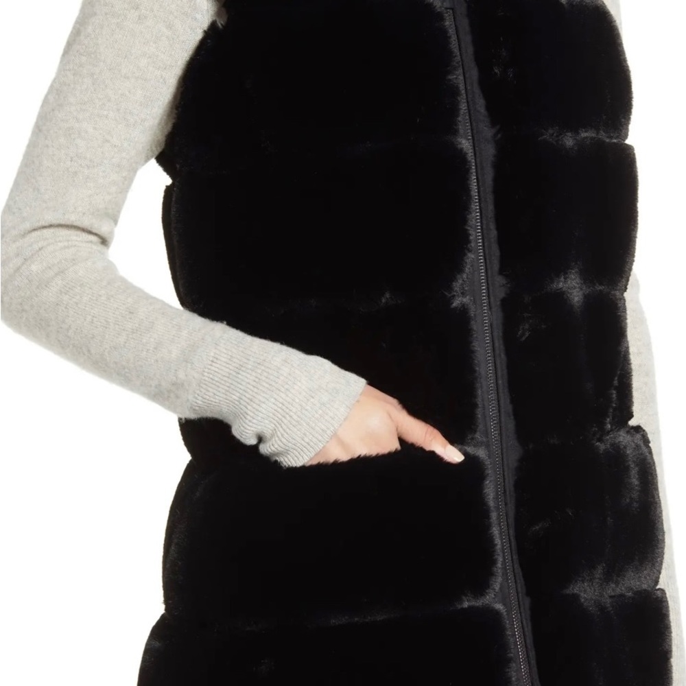 Via Spiga - NWT
Women's Grooved Hooded Faux-Fur Vest